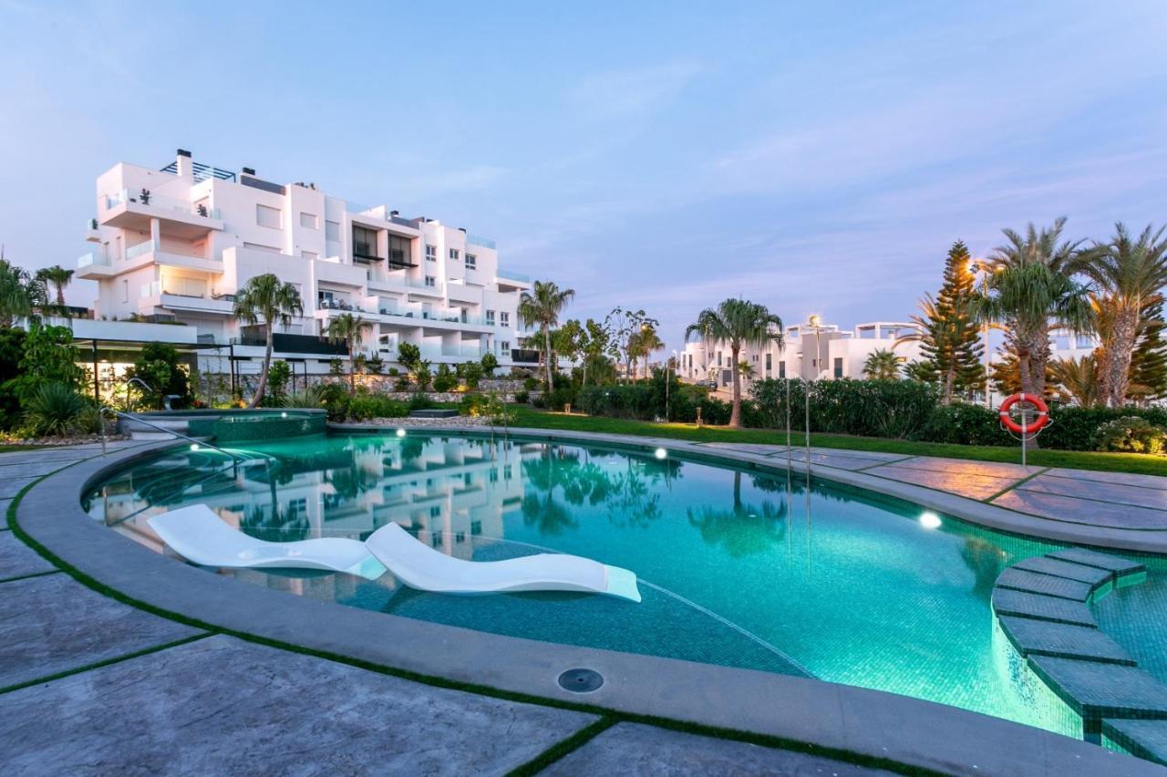 Nice 2 Bedroom Bali Apartment With Sea Views Torrevieja Exterior foto